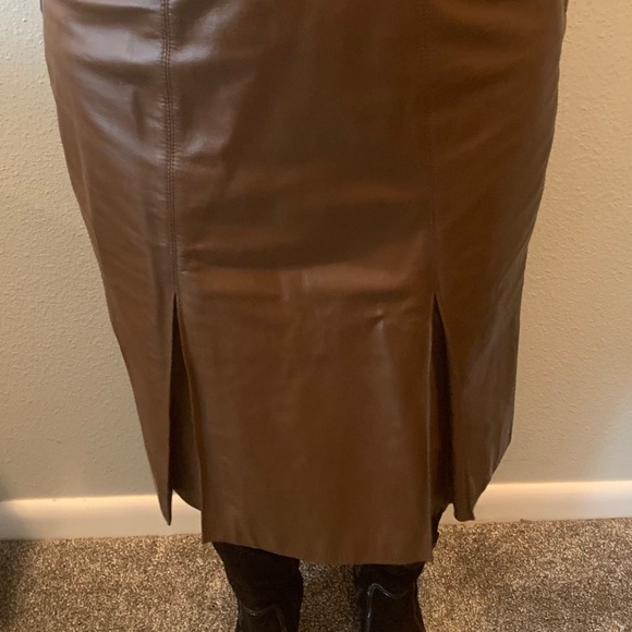 Vintage Etienne Aigner Genuine Leather Skirt side zip button Brown Size 10 - Picture 8 of 17